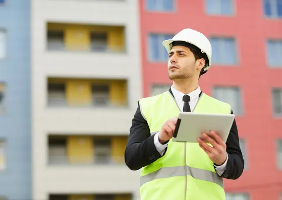 technicien qui fait un audit pemd sur un chantier