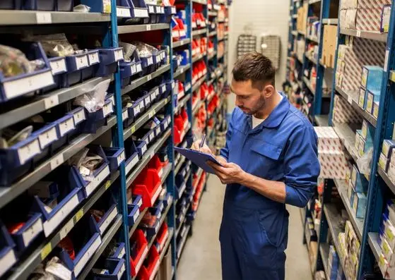 technicien tracklift qui identifie et catégorise les pièces d'ascenseur