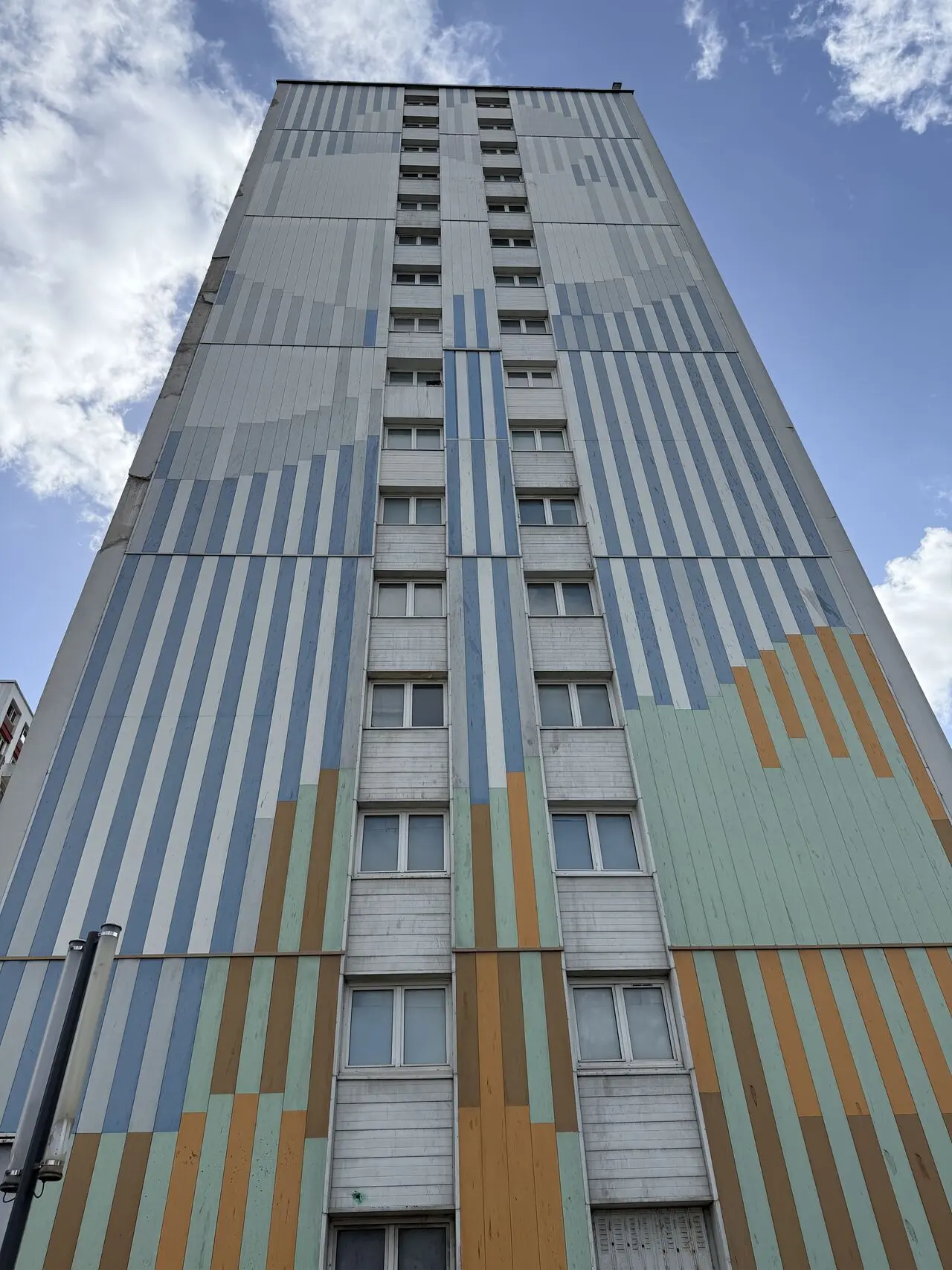 Bâtiment résidentiel illustrant la rénovation durable et la traçabilité des équipements d’ascenseur